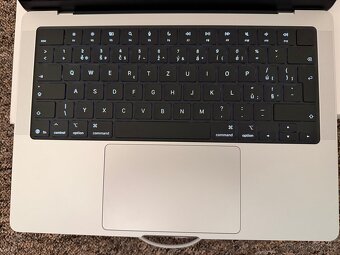 Macbook Pro 14 M5 16/512. Stav noveho. 23 mesice zaruka - 4