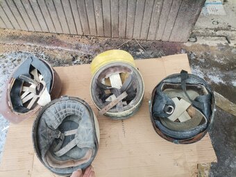 Staré moto helmy - 4