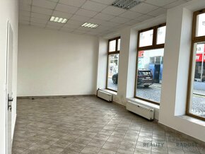 Pronájem komerčních prostor ve Znojmě 28 m2, obchodní, centr - 4
