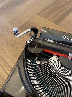 Psací stroj ze 30.let Italské značky OLIVETTI. - 4