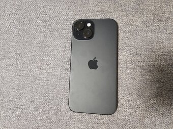 iPhone 15 128 GB černý - 4