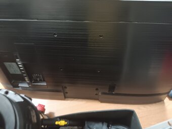 Samsung UE50NU7442U – na náhradní díly nebo opravu - 4