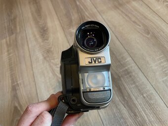 MiniDV kamera JVC GR-DVF1E - 4