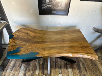 🪵 Luxusní jídelní stůl – ořech + epoxid, kovová podnož - 4