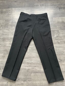 Bílá košile s černými kalhoty - 4