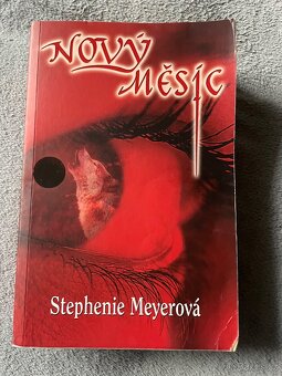 Knihy Stephenie Meyerové Stmivani - 4