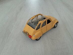 autíčka - modely Polistil Itálie 1/24 na díly - 4