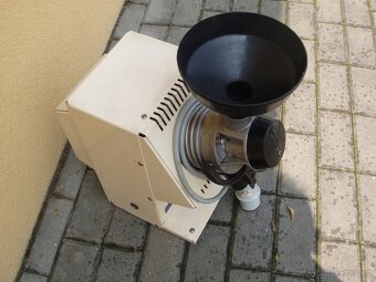 MLÝNEK NA CELOZRNNOU MOUKU /obilí / 380 V( dalamánky,chleba. - 4