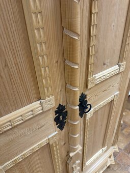 Šatní skříň šíře 127cm, vyřezávaná - 4