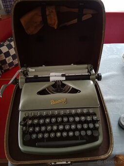 Prodám kufříkový psací stroj. - 4