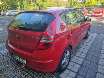 HYUNDAI i30 1.4 i BENZÍN 79.800 km. 1. majitel - 4