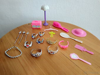Oblečení, doplňky a šperky na Barbie + 4 panenky Barbie - 4