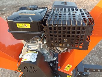 Benzínový Štěpkovač za malotraktor CR12 drtič větví - 4