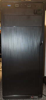 Herní PC s dvěma monitory, klávesnicí a myší - 4