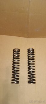 PRUŽINY ZADNÍCH TLUMIČU MP 22 - 4