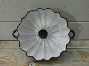 Stará litinová forma na bábovku - 4