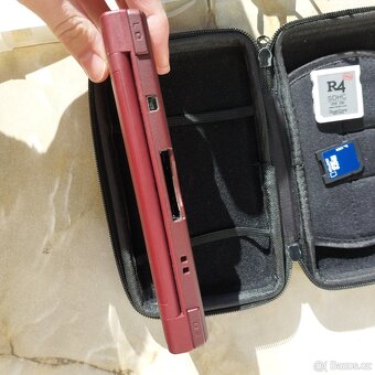 Nintendo DSi XL + R4 SDHC karta + bohaté příslušenství - 4