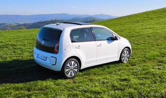 Elektromobil VW e-Up – střešní okno, letní + zimní pneu - 4