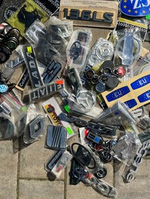 Autopotřeby, klíčenky, znaky, samolepky - 4