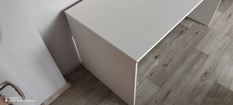 Psací stůl bílé barvy a kancelářské křeslo - 4