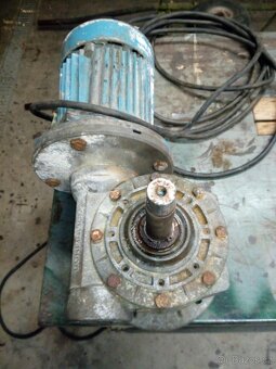 Elektromotor s převodovkou - 4