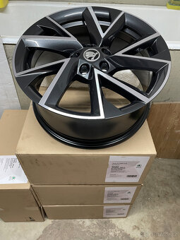 ALU R18 NOVÉ ŠKODA SUPERB III typ VELA Black 8x18 ET44 - 4