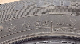 Prodám pneu 235/65/17 - 4