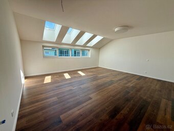 🏡 Pronájem bytu 1+kk s komorou a parkovacím stáním - 4