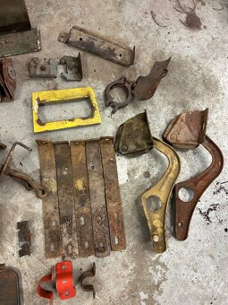 Skoda 110r / 110ls / 100 - kastlík baterky, držáky - 4