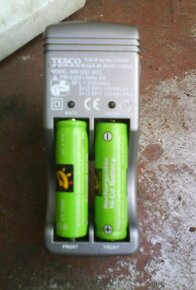 Nabíječka baterií Tesco - 4