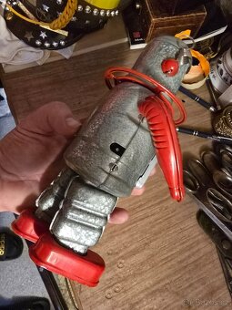 Stary kovovy robot -hračka - 4