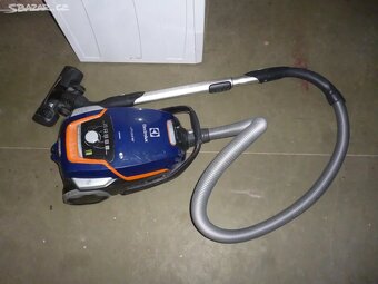 bezsáčkový vysavač tesco ,velký sací výkon 1600w za 1000kč - 4