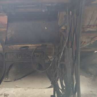 Starý šicí stroj - 4