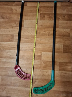 Raketa na líný tenis, hokejbalová hokejka, míče. - 4