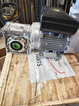 Elektromotor s převodovkou - 4