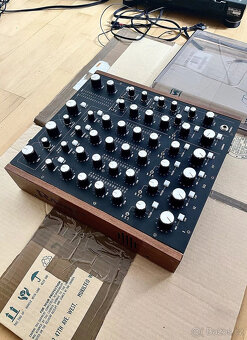 Rane MP2015 s originálním balením a ochranným krytem na desk - 4