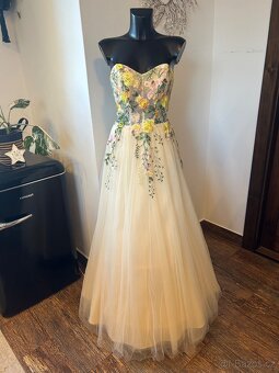 Svatební šaty, víc druhů - 4