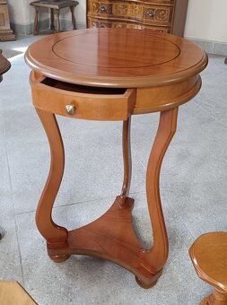 Stolky a stojany na květiny v rustikálním stylu. - 4