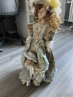 Porcelánová panenka výška 57cm se stojánkem - 4