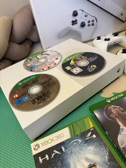 Xbox one 1tb + volant, pedály + 6 her - 4