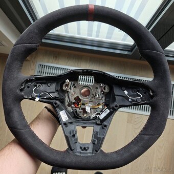 Volkswagen GOLF 8 - alkantarový volant - 4