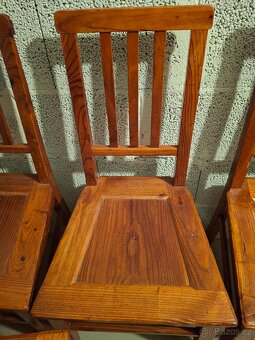 dřevěný jídelní stůl + 4 dřevěné židle - 4