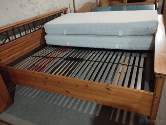 Stylová dřevěná postel s vysokým spanim - 4