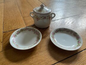 Malá krásná porcelánová cukřenka+ dva talířky - 4