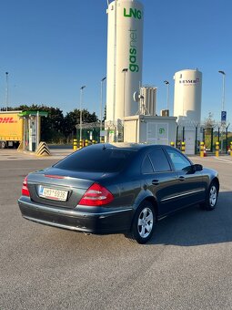 Mercedes-Benz W211 - 4