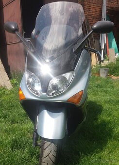 Maxi skutr YAMAHA T MAX - 4