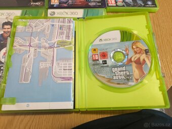 Xbox 360 + kínect + 2x bezdrátový ovladač+GTA 5 - 4