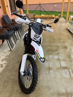 AJP 250 - 4