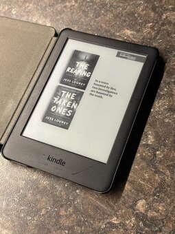 Čtečka knih Amazon Kindle 10. gen 4GB + obal - 4