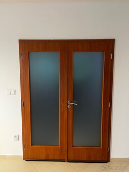 Dveře do bytu – 6 plných + 2 prosklené – vše s kováními - 4
